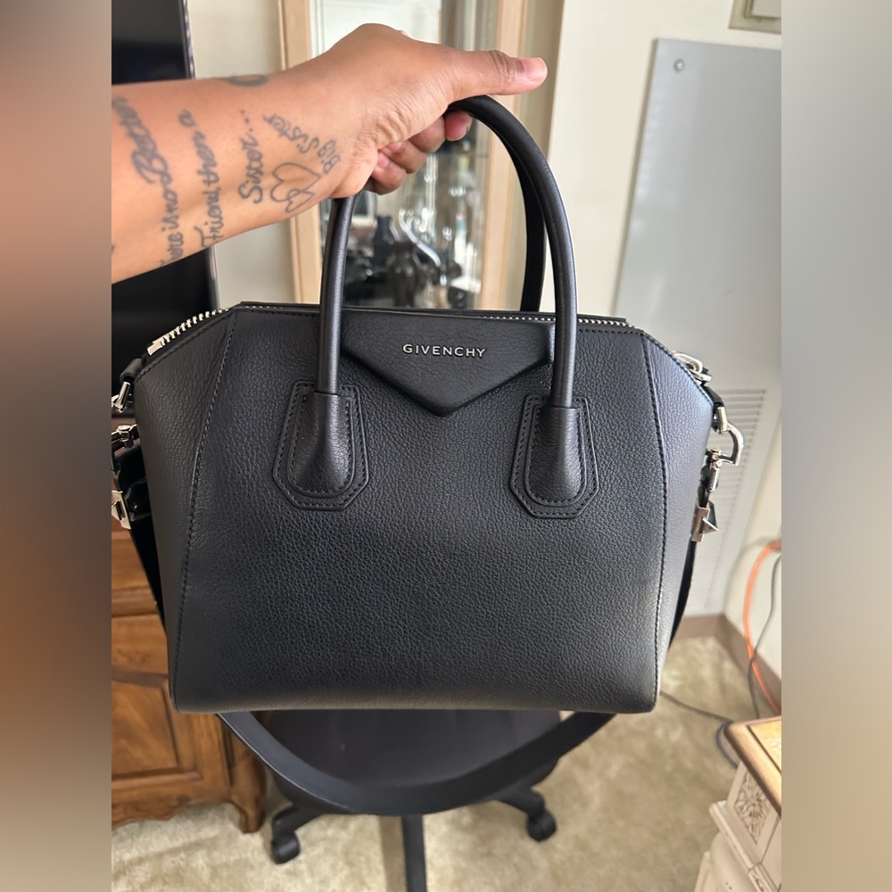 AUTHENTIC BLACK GIVENCHY Antigona bag size medium